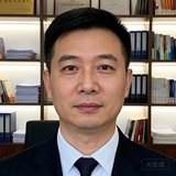 成都高新区教育体育局信息化负责人李主任的证件照风格肖像，背景为办公室书架